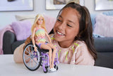 Barbie Fashionista dukke, blont hår og regnbue jumpsuit, kørestol og rampe inkluderet, dukkegave til børn, legetøj fra 3 år og opefter, HJT13