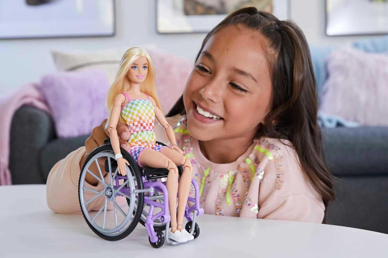Barbie Fashionista dukke, blont hår og regnbue jumpsuit, kørestol og rampe inkluderet, dukkegave til børn, legetøj fra 3 år og opefter, HJT13