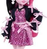 Monster High Doll Draculaura i lyserød kjole med sløjfer og sort cardigan med Count Fabulous Bat og 7 tilbehør inklusive Ramen, læbestift og taske, JHK29