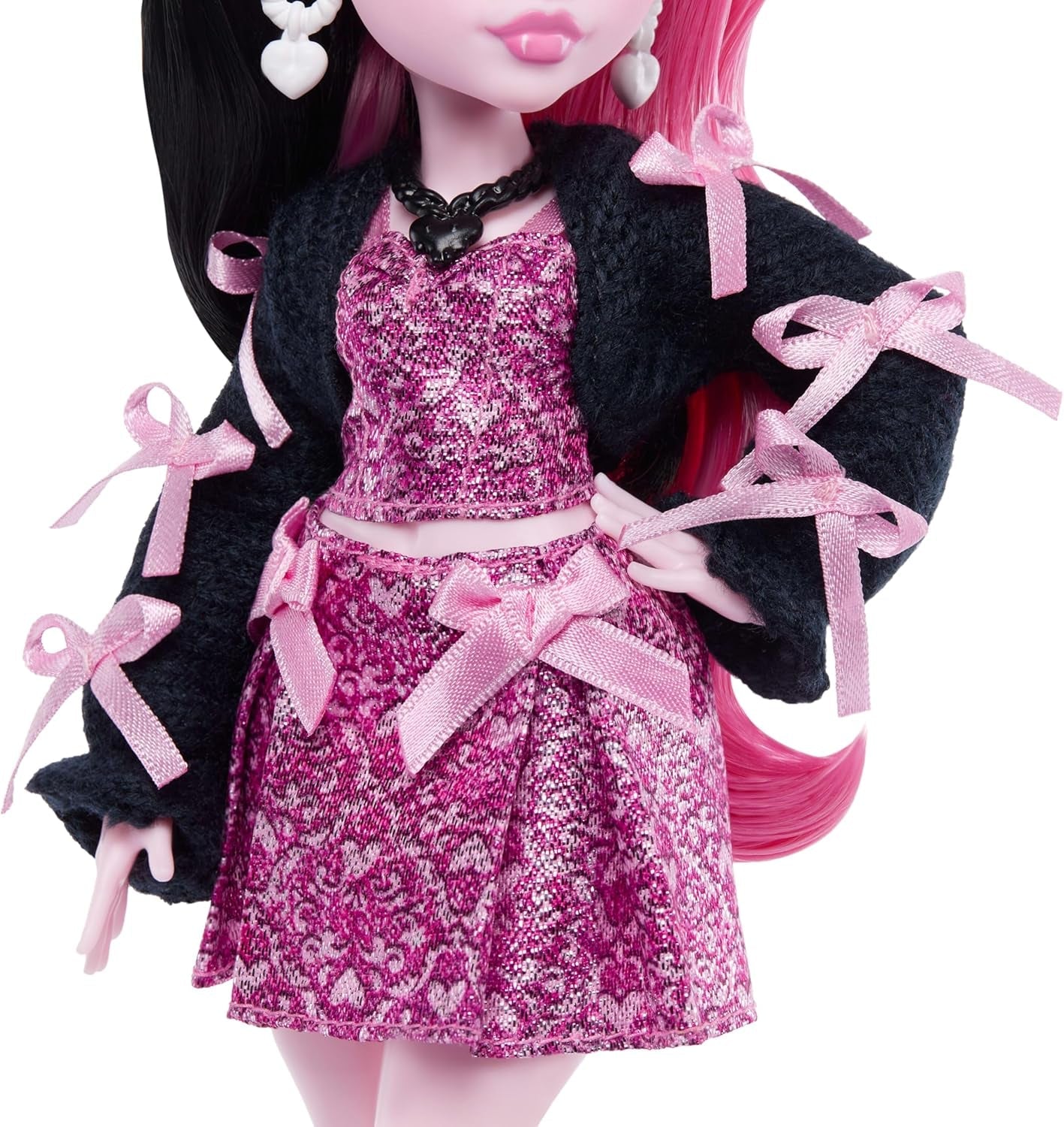 Monster High Doll Draculaura i lyserød kjole med sløjfer og sort cardigan med Count Fabulous Bat og 7 tilbehør inklusive Ramen, læbestift og taske, JHK29