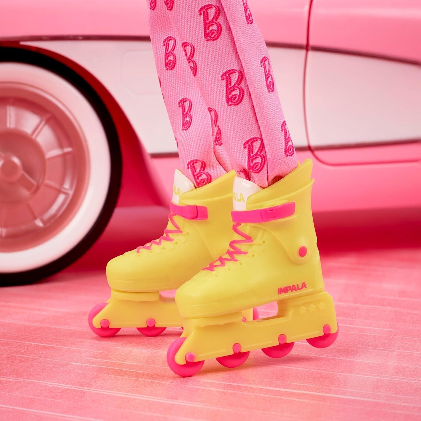 Barbie The Movie - Ken-Sammelpuppe, Ryan Gosling som Ken i rosafarbenem Overall mit "B"-Aufdruck, hvid sneakern og bunten Inlineskates, JCP80