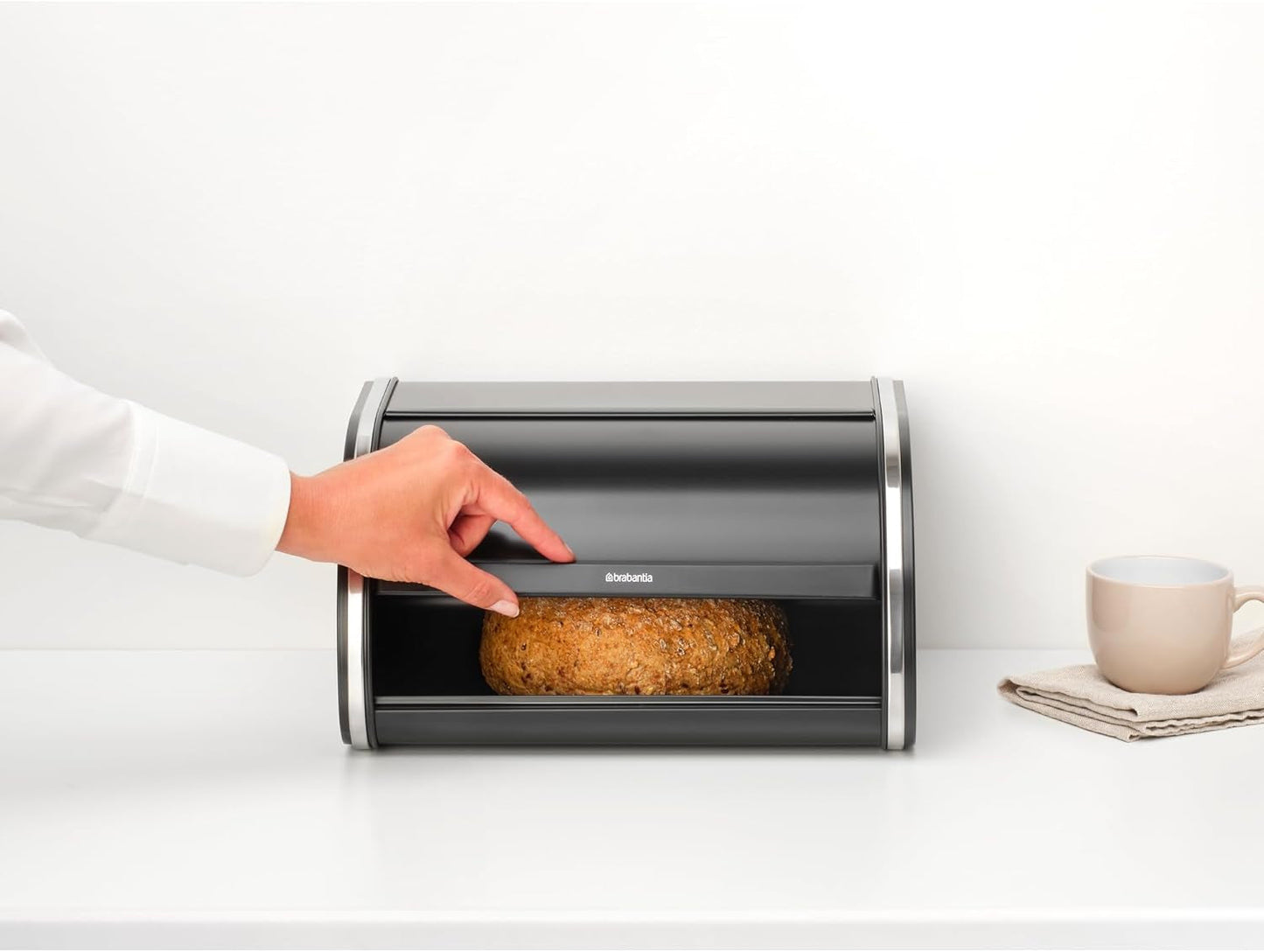 Brabantia rullebrødkasse - Kompakt bordpladeopbevaringsboks til brød, bagels og rundstykker med fladt låg, slidstærkt stål - mellemstørrelse - matsort Opbevaringsbokse til madvarer Naty Shop