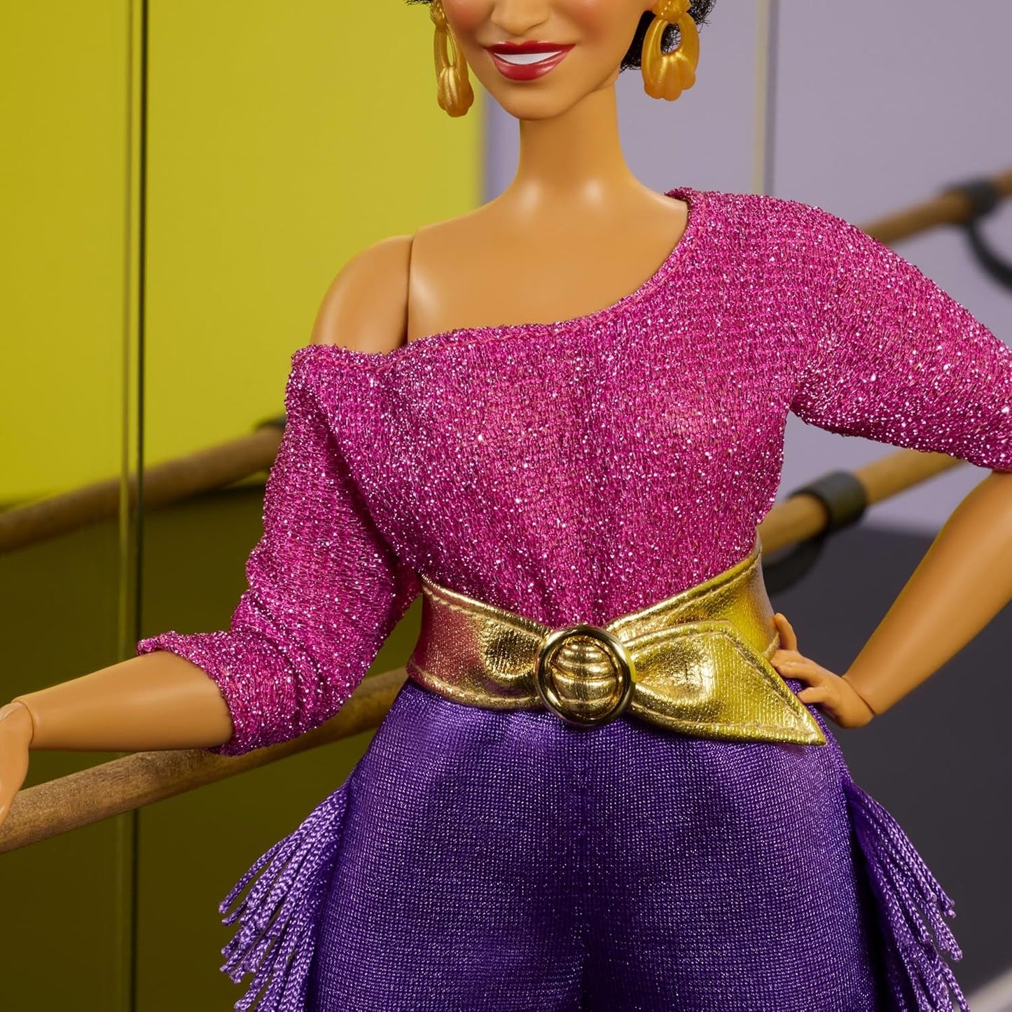 Barbie Signature Debbie Allen Tribute Collection dukke i off Shoulder-top, guldbælte og lilla frynsebukser og leggings, JBJ24
