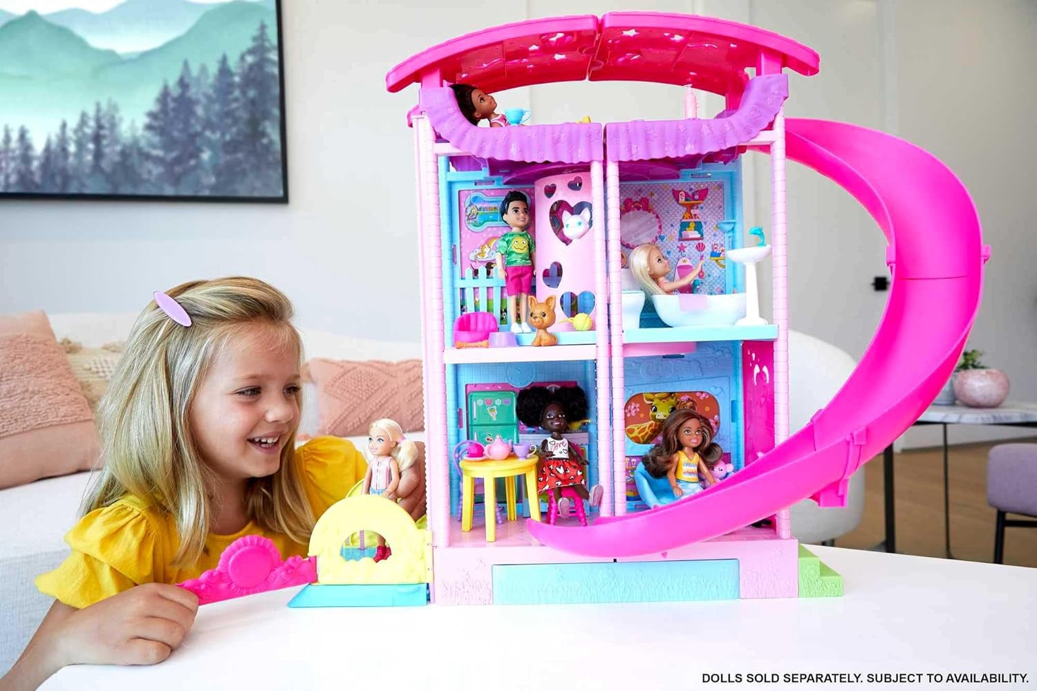 Barbie Chelsea Playhouse - 3 transformerende etager, hemmelige legeområder, elevator, pool, rutsjebane, 2 kæledyr og 20+ tilbehør, til 3+, HHX44