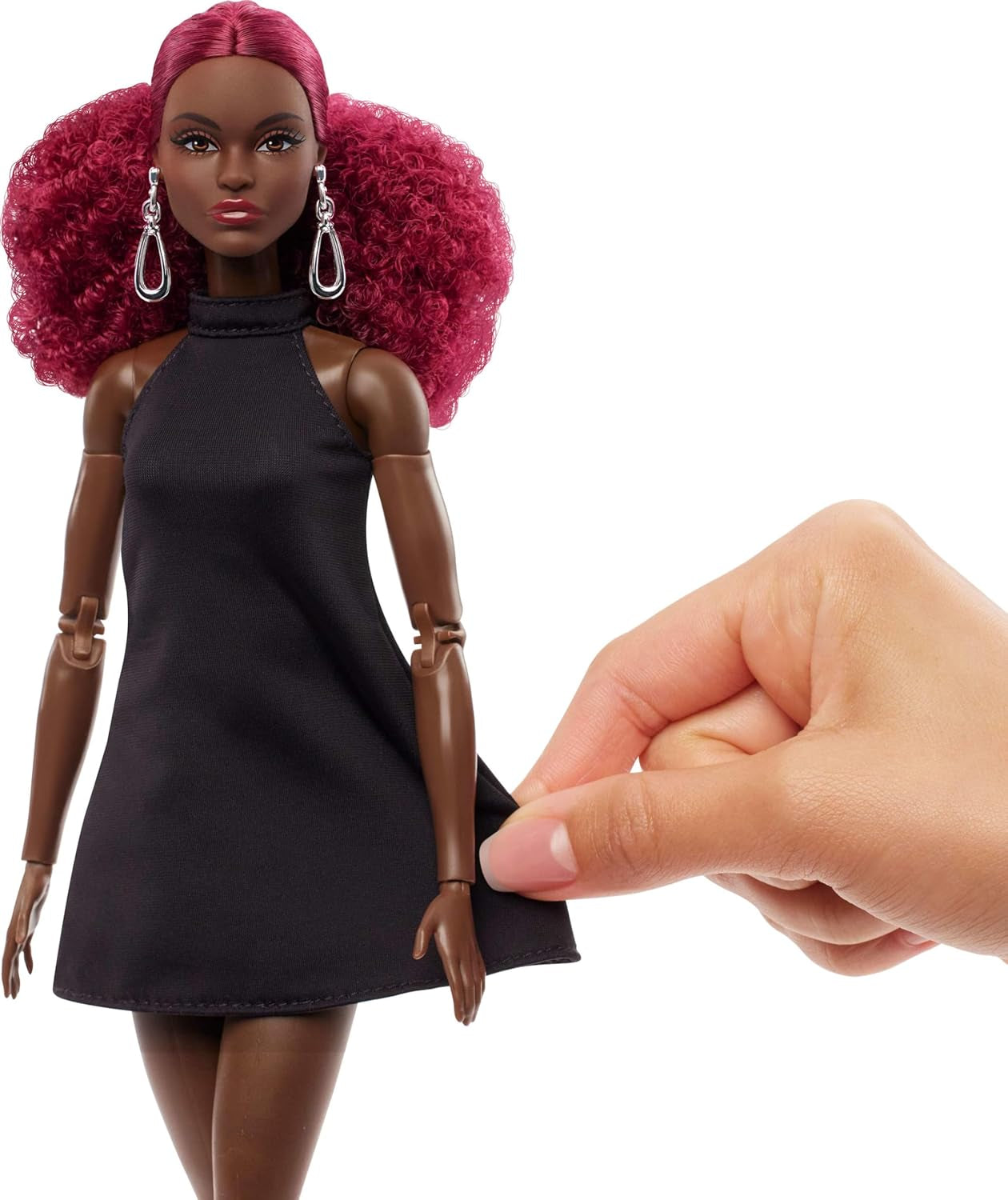 Barbie Basics Model 3 samlerdukke med røde krøller, sort minikjole og støvler, One Size Fit All Fashion, stor ledkrop og udskifteligt hoved, JBH75