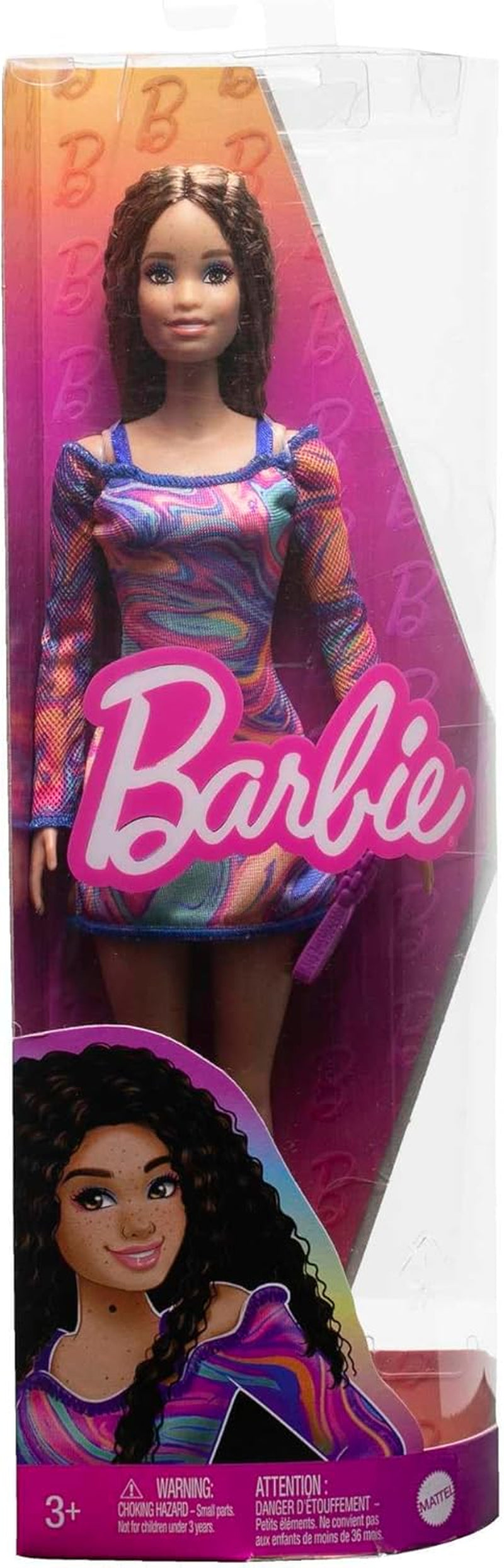 Barbie Fashionista dukke nr. 206 - Bølget hår og fregner - Moderne regnbuemarmorkjole, skuldertaske og grønne sko - fra 3 år og opefter, HJT03