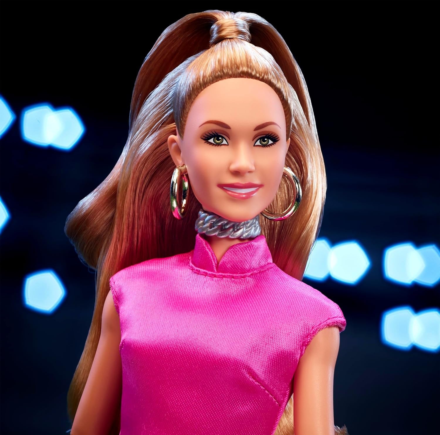 BARBIE Keeley Jones - Ted Lasso inspireret samlerdukke, Hot Pink Silk Midi-kjole, Guld høje hæle, Black Cape, Gold Hoop Øreringe, Pink Taske, For Ages 3+, HJW92