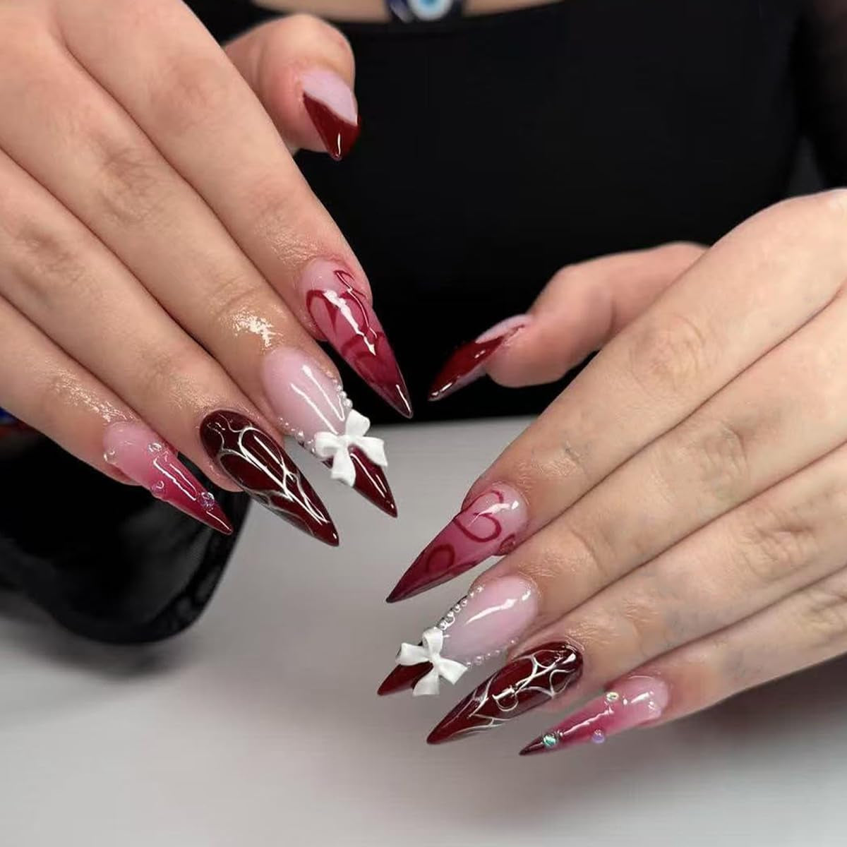 Moonglow Lange Negle Stiletto Mælkehvid Pink Gradient Glitter Cool falske negle med lim Pink Ombre Glitter Kunstige negle