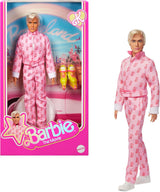 Barbie The Movie - Ken-Sammelpuppe, Ryan Gosling som Ken i rosafarbenem Overall mit "B"-Aufdruck, hvid sneakern og bunten Inlineskates, JCP80