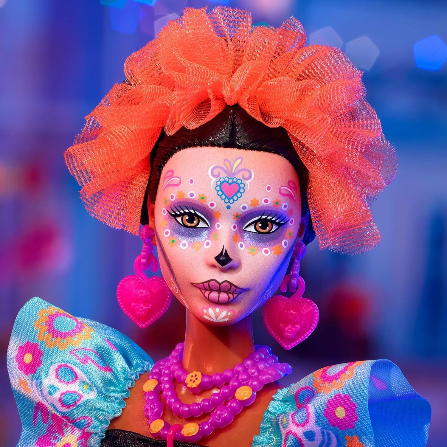 Barbie-signaturdukke, Día De Muertos 2024 samlerfigur i sort kjole og blå flæsede top, broderet print og farverigt tilbehør, HRM72