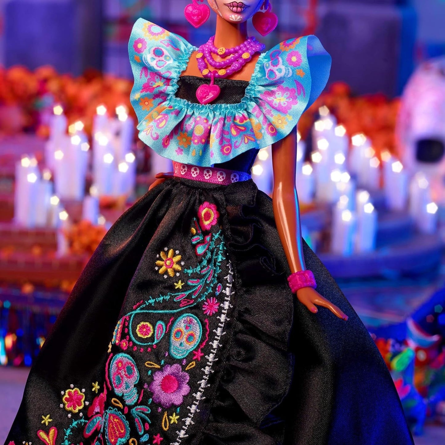 Barbie-signaturdukke, Día De Muertos 2024 samlerfigur i sort kjole og blå flæsede top, broderet print og farverigt tilbehør, HRM72