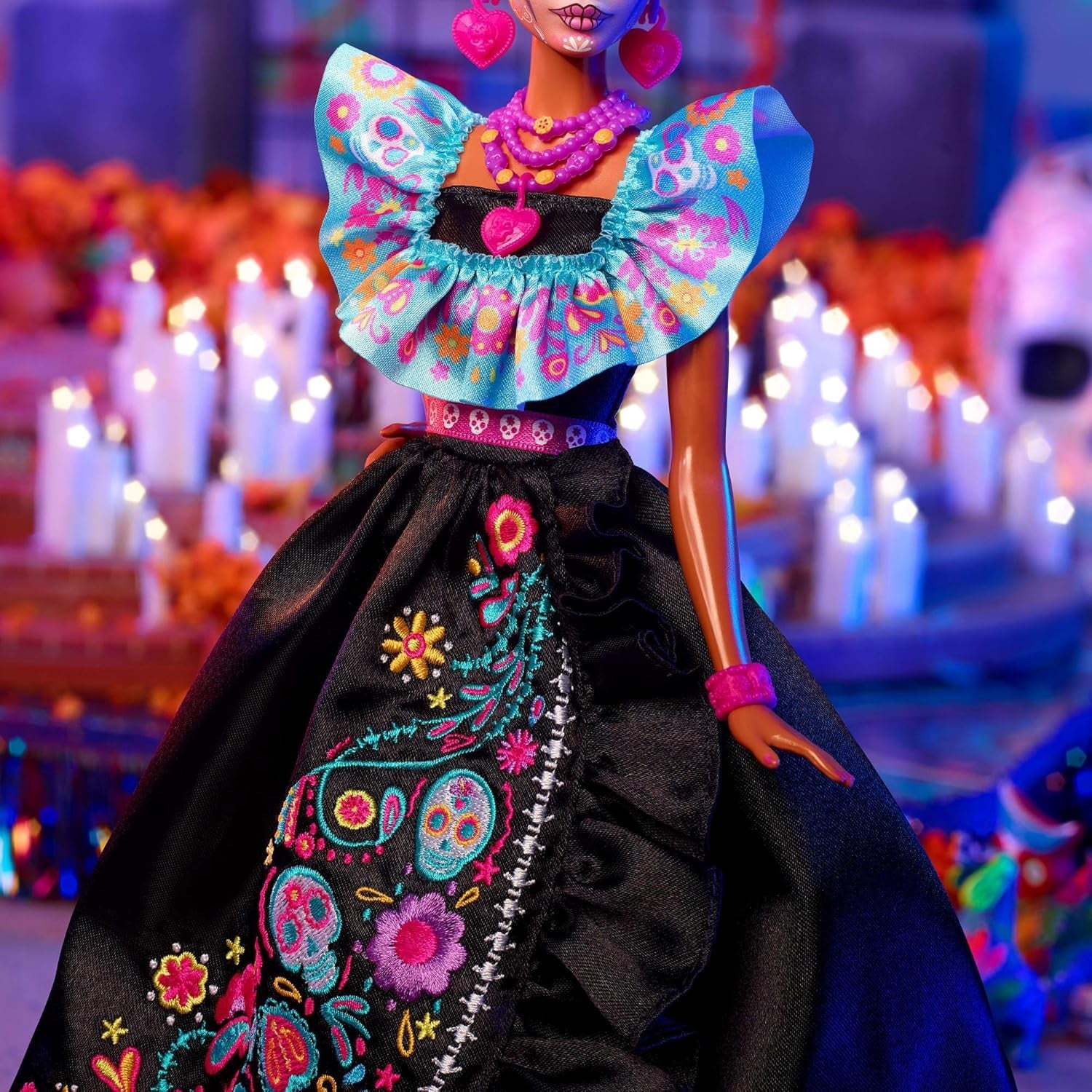 Barbie-signaturdukke, Día De Muertos 2024 samlerfigur i sort kjole og blå flæsede top, broderet print og farverigt tilbehør, HRM72