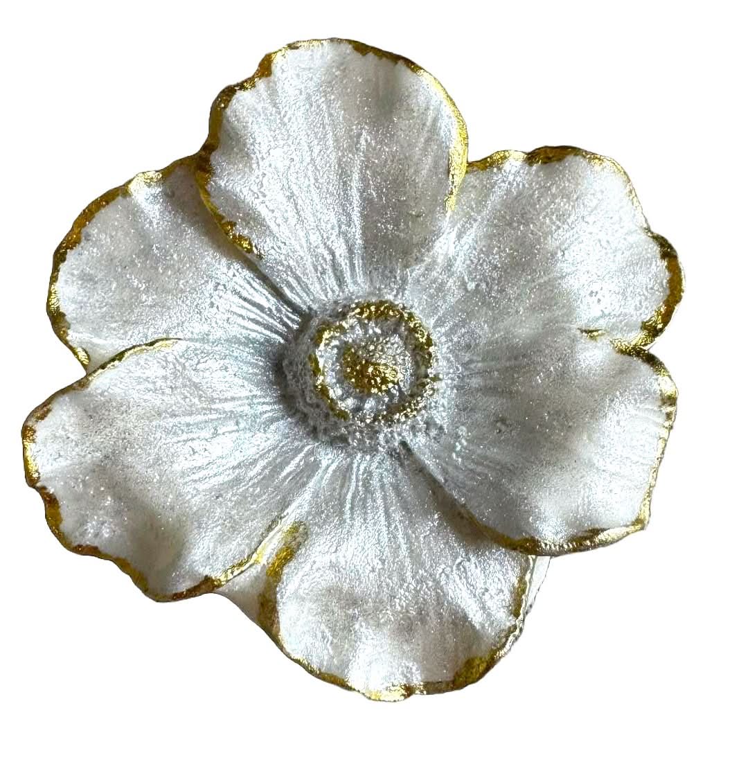 Spiselig sukkerdekoration, Camellia hvid perle med guld Dekorationer fra Sugar Paste Nati Shop