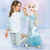 Disney Frozen Playdate Elsa Giant Doll 80 cm fra Jakks Pacific Fuldt leddelt dukke med 11 artikulationspunkter Inkluderer hårbørste og tilbehør