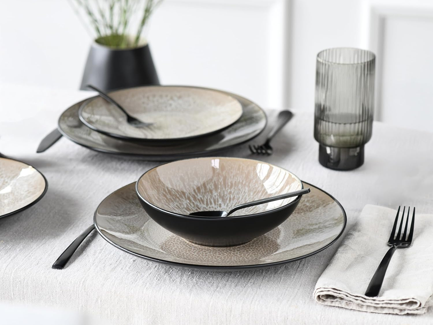 CreaTable, 24464, Malmø Beige-serien, 18-delt porcelænssæt til 6, tallerkensæt af stentøj, Tåler opvaskemaskine og mikroovn, Kvalitetsfremstilling