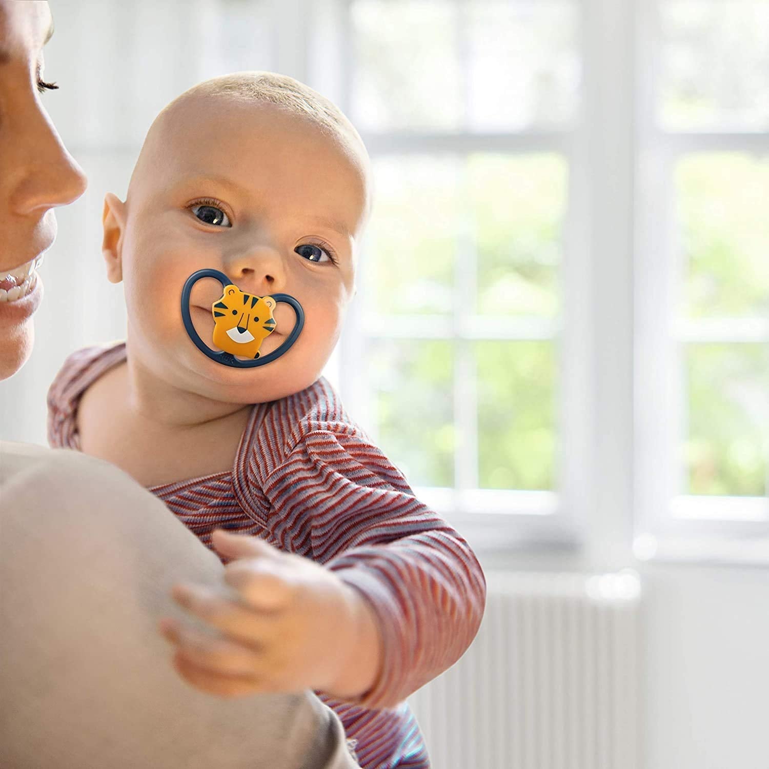 NUK Space baby sut 6-18 måneder, ekstra store åbninger til følsom hud, BPA fri silikone, zebra mønster, 2 stk.