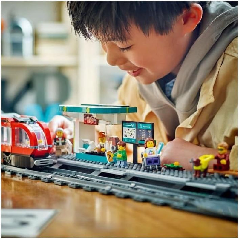 LEGO City sporvogn med station, gaveide til billegetøjsfans fra 7 år, med 6 minifigurer og en førerhund til rolleleg, byggelegetøj 60423 Byggesæt Besuche den LEGO-Store