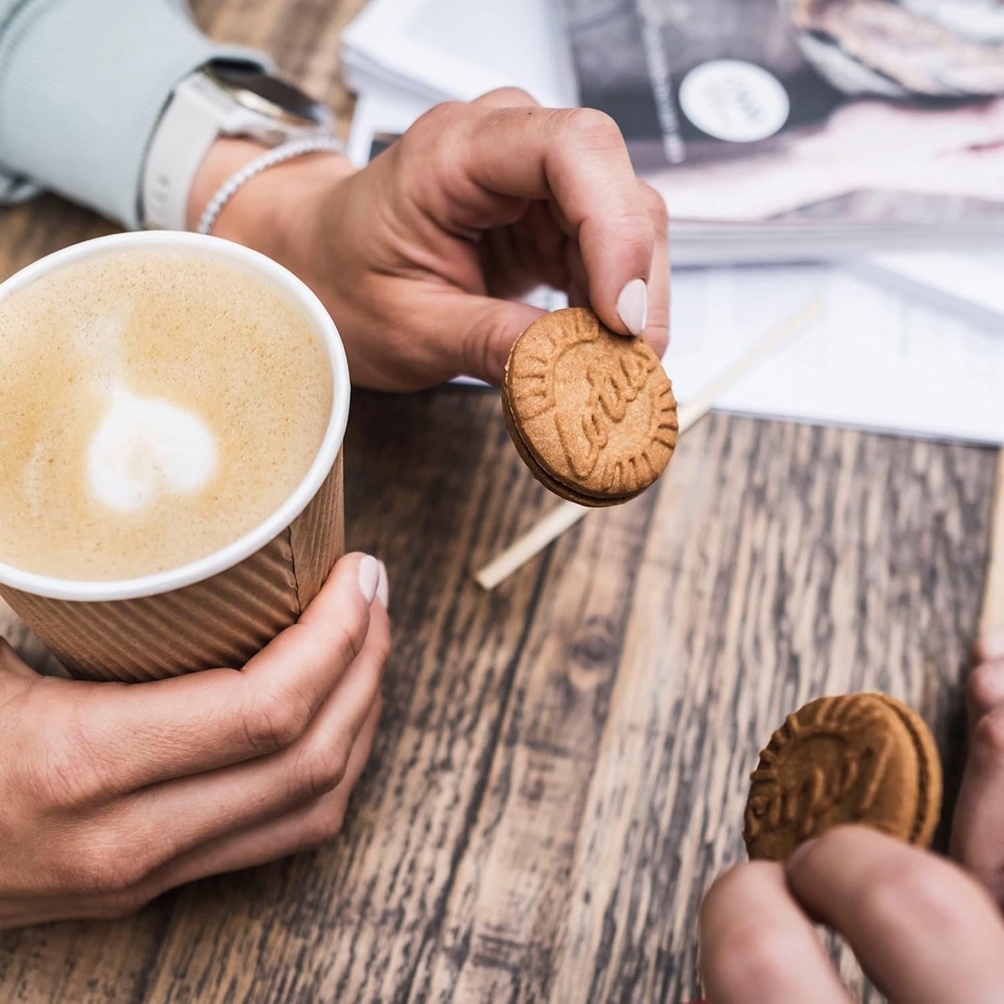 Lotus Biscoff | Dobbelt kiks Variety Pack | 3 varianter: Biscoff creme, vanilje og chokolade smag | 5 dobbeltkiks pr. pakke | Ingredienser af naturlig oprindelse | Ingen farvestoffer | 16 x 50 g | 800 g