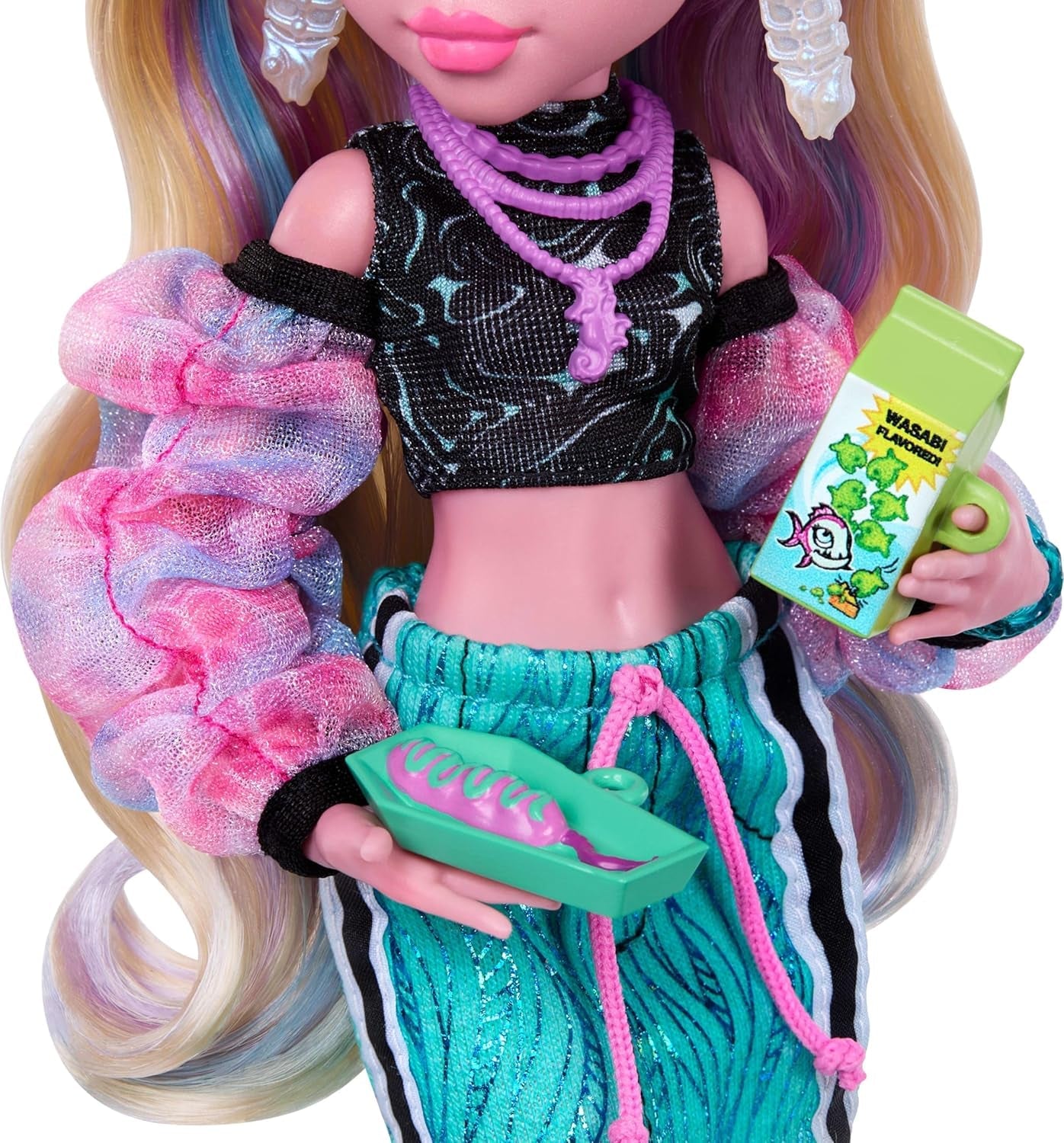 Monster High Lagoona Blue Neptuna Fish Short Top og Sports Maxi Skirt Doll med 7 tilbehør inklusive Shell-solbriller, snack og taske, JHK33
