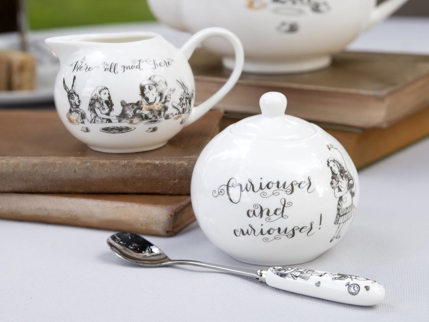 Alice i Eventyrland Fin porcelæn tekande og mælkekande, porcelæns skål og mælkekande i en luksusgaveæske