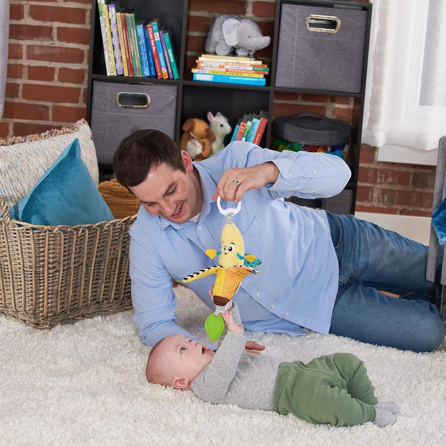 LAMAZE Bea the Banana, Clip on klapvogn og klapvogn Nyfødt legetøj, sanselegetøj til baby med farver og lyde, udviklingslegetøj til drenge og piger 0-24 måneder, gult babylegetøj Naty Shop