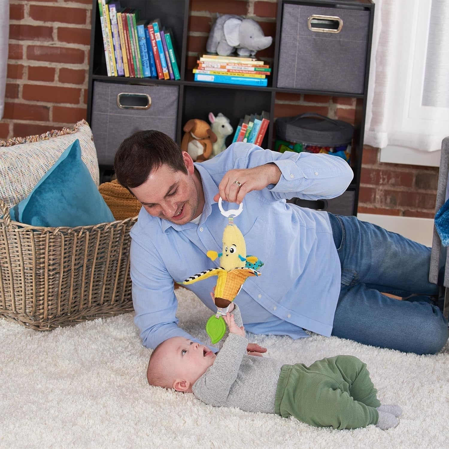 LAMAZE Bea the Banana, Clip on klapvogn og klapvogn Nyfødt legetøj, sanselegetøj til baby med farver og lyde, udviklingslegetøj til drenge og piger 0-24 måneder, gult babylegetøj Naty Shop