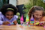Mattel DREAMWORKS TROLLS United We Stand - Behårede overraskelser Viva Dukke med lyst gult plyshår og 3 overraskelsestilbehør, til børn fra 3 år og opefter, HNF11