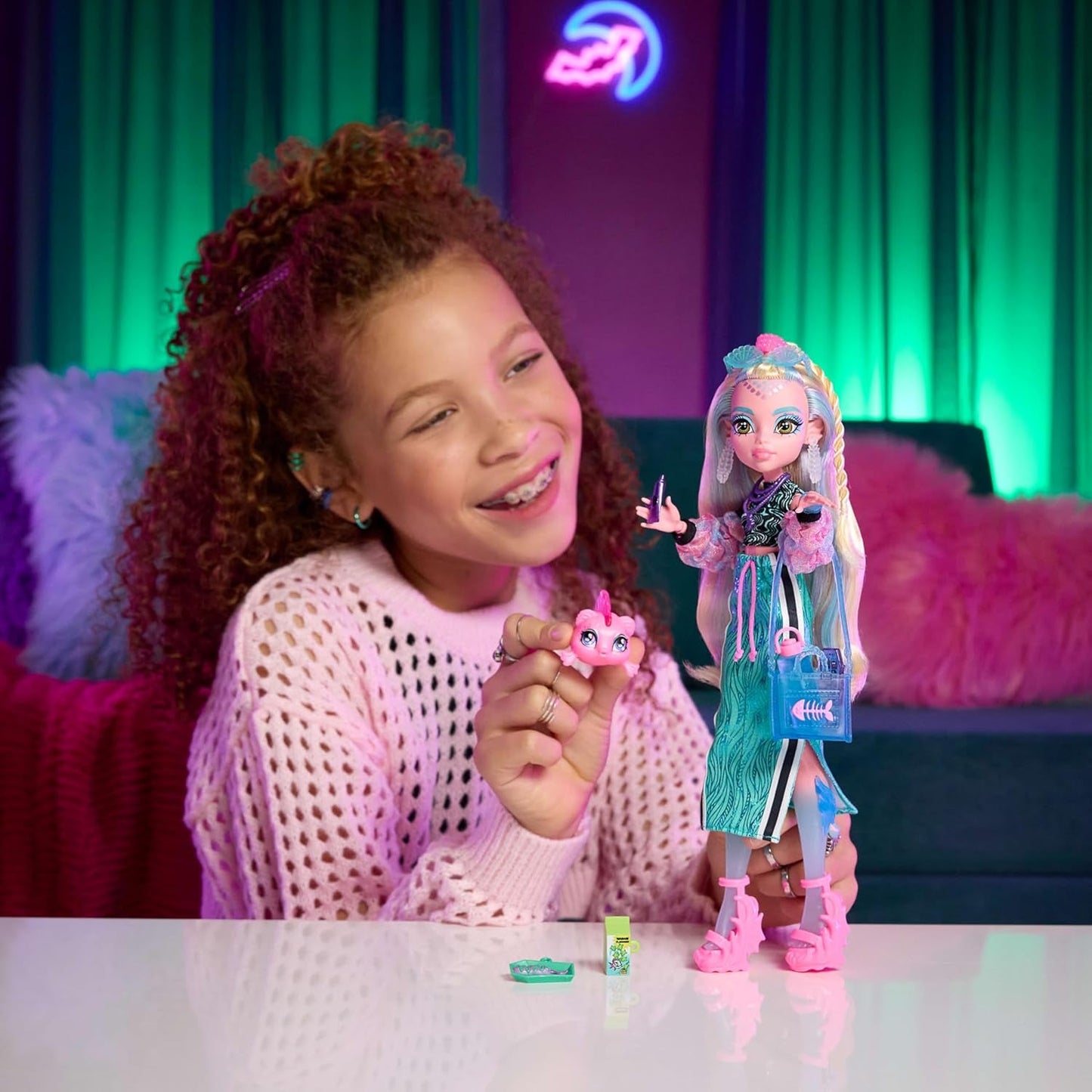Monster High Lagoona Blue Neptuna Fish Short Top og Sports Maxi Skirt Doll med 7 tilbehør inklusive Shell-solbriller, snack og taske, JHK33