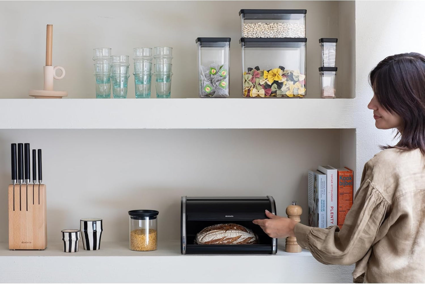 Brabantia rullebrødkasse - Kompakt bordpladeopbevaringsboks til brød, bagels og rundstykker med fladt låg, slidstærkt stål - mellemstørrelse - matsort Opbevaringsbokse til madvarer Naty Shop