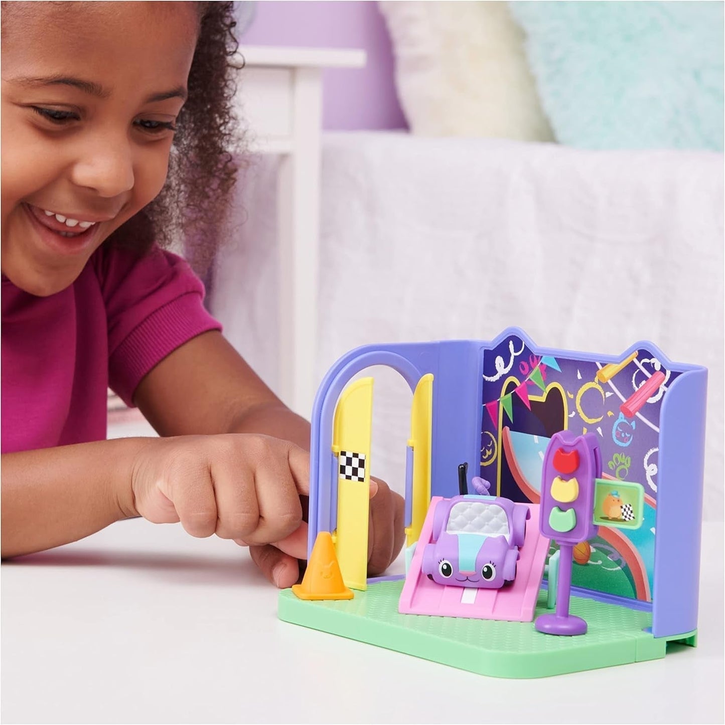 Gabby's Dollhouse Deluxe-værelse, Purr-Ific-legerum, legerum med Carlita-legetøjsbil, 2 møbler og 2 overraskelsesæsker med tilbehør, egnet til 3 år og opefter Naty Shop dukkehuse
