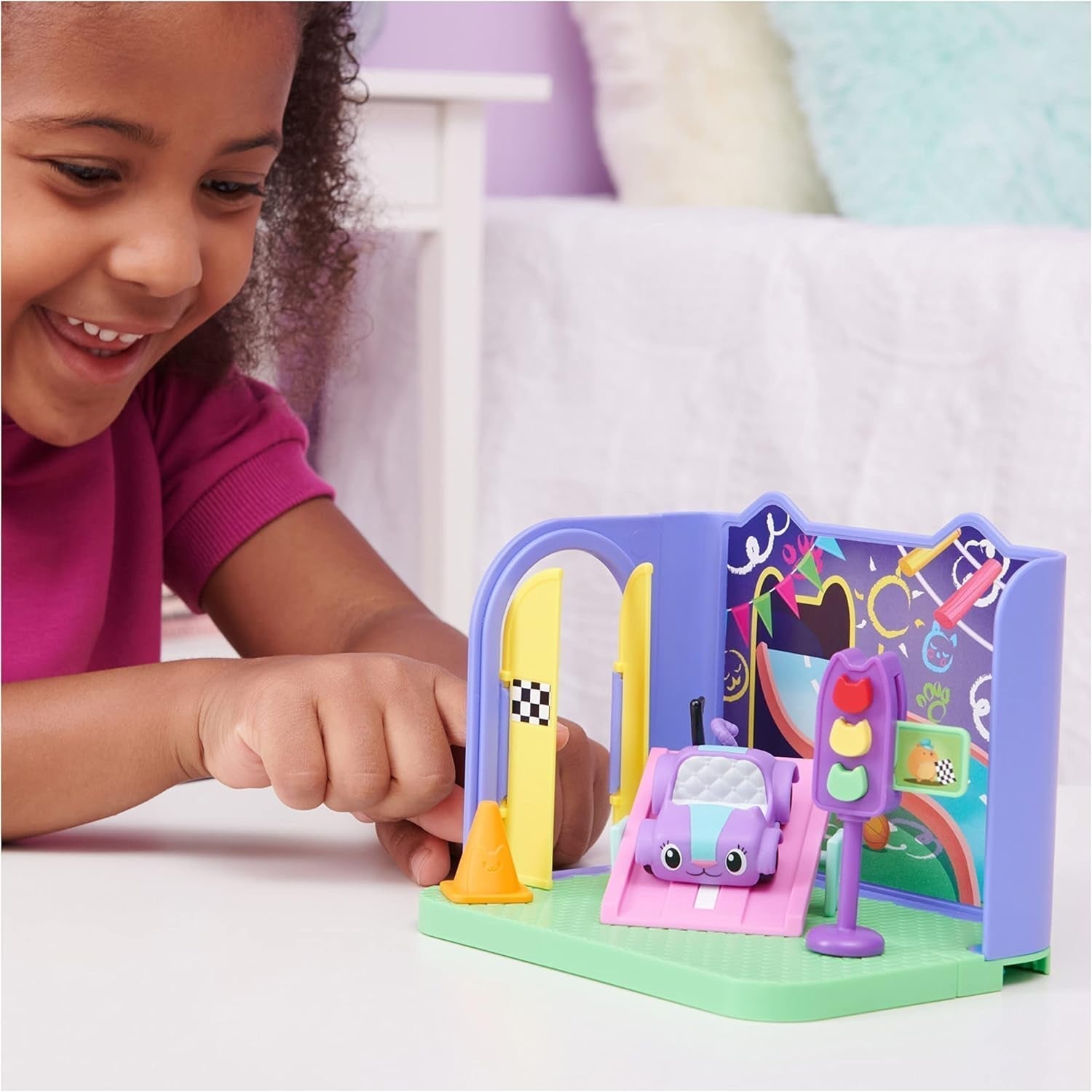 Gabby's Dollhouse Deluxe-værelse, Purr-Ific-legerum, legerum med Carlita-legetøjsbil, 2 møbler og 2 overraskelsesæsker med tilbehør, egnet til 3 år og opefter Naty Shop dukkehuse