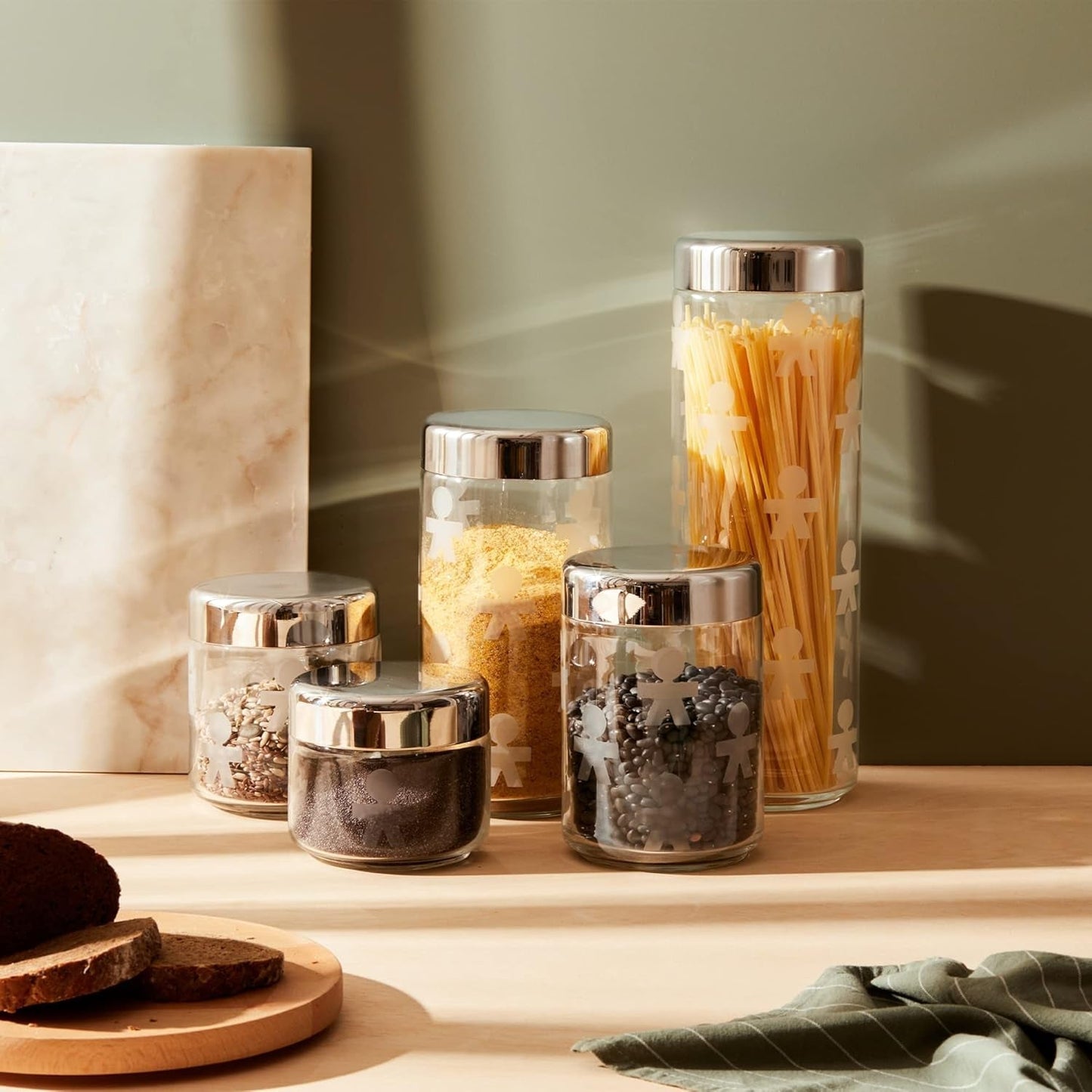 Alessi AKK37 GIROTONDO Køkkenkrukke i glas med påtryk og forseglet låg i rustfrit stål, L 21,6 cm, H 10,5 cm Fødevarekasser Naty Shop