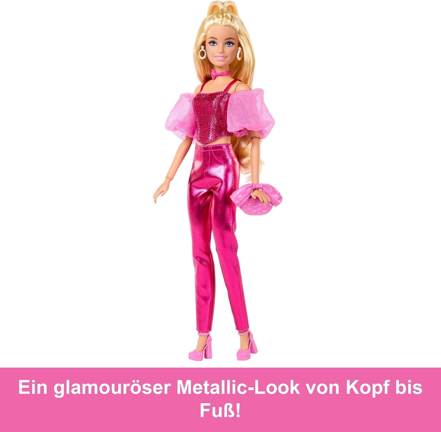 Barbie Deluxe Style #5 dukke i et metallisk pink blondt outfit med en glitrende overdel og glitrende bukser, med tilbehør inklusive en pink halskæde og en håndtaske, JFP40