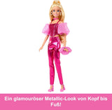 Barbie Deluxe Style #5 dukke i et metallisk pink blondt outfit med en glitrende overdel og glitrende bukser, med tilbehør inklusive en pink halskæde og en håndtaske, JFP40