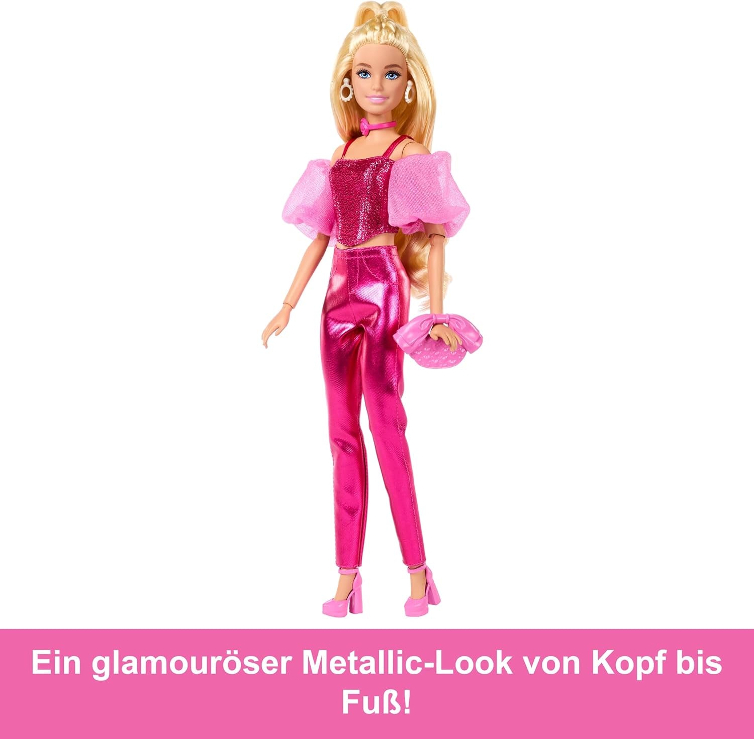 Barbie Deluxe Style #5 dukke i et metallisk pink blondt outfit med en glitrende overdel og glitrende bukser, med tilbehør inklusive en pink halskæde og en håndtaske, JFP40