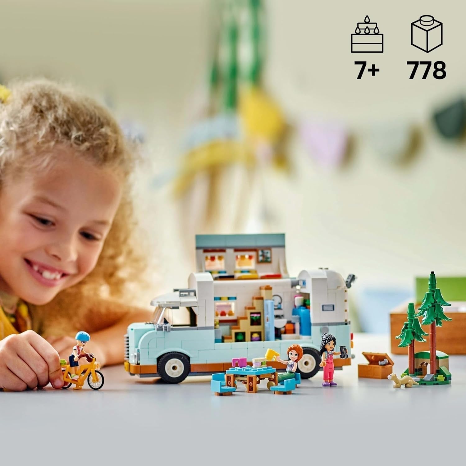 LEGO Friends campingvogn, rollespilsbyggesæt med legetøjskaravane, gave til piger fra 7 år og opefter, kreativt legesæt med 3 minifigurer og ilderdyrefigur 42663 byggesæt Besuche den LEGO-Store