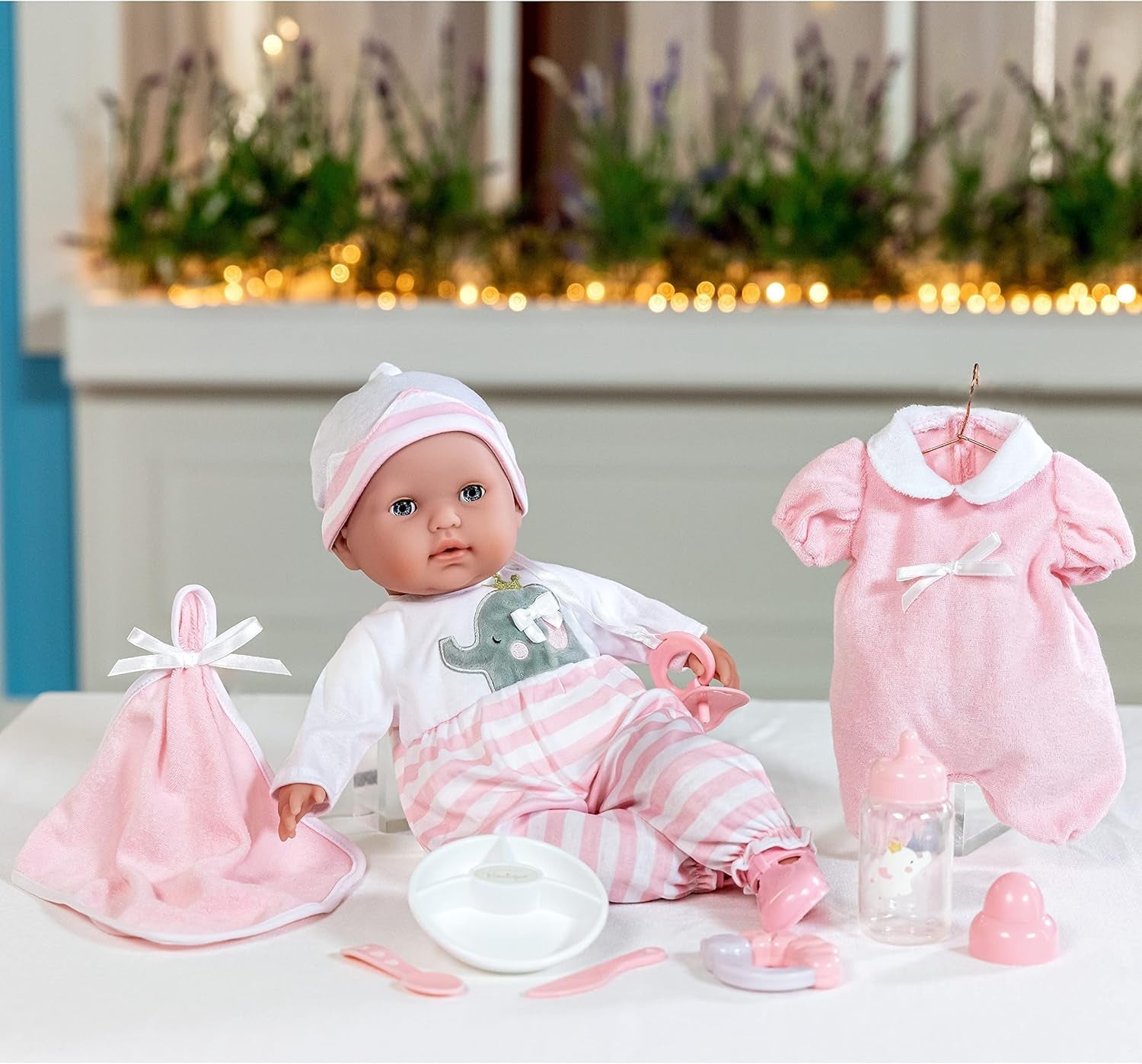 JC Toys - Berenguer Boutique 38 cm blød og naturtro dukke med åben/lukket mund, gavesæt i 10 dele, sutteflaske, rangle, sut og tilbehør, lyserød, 2+ år