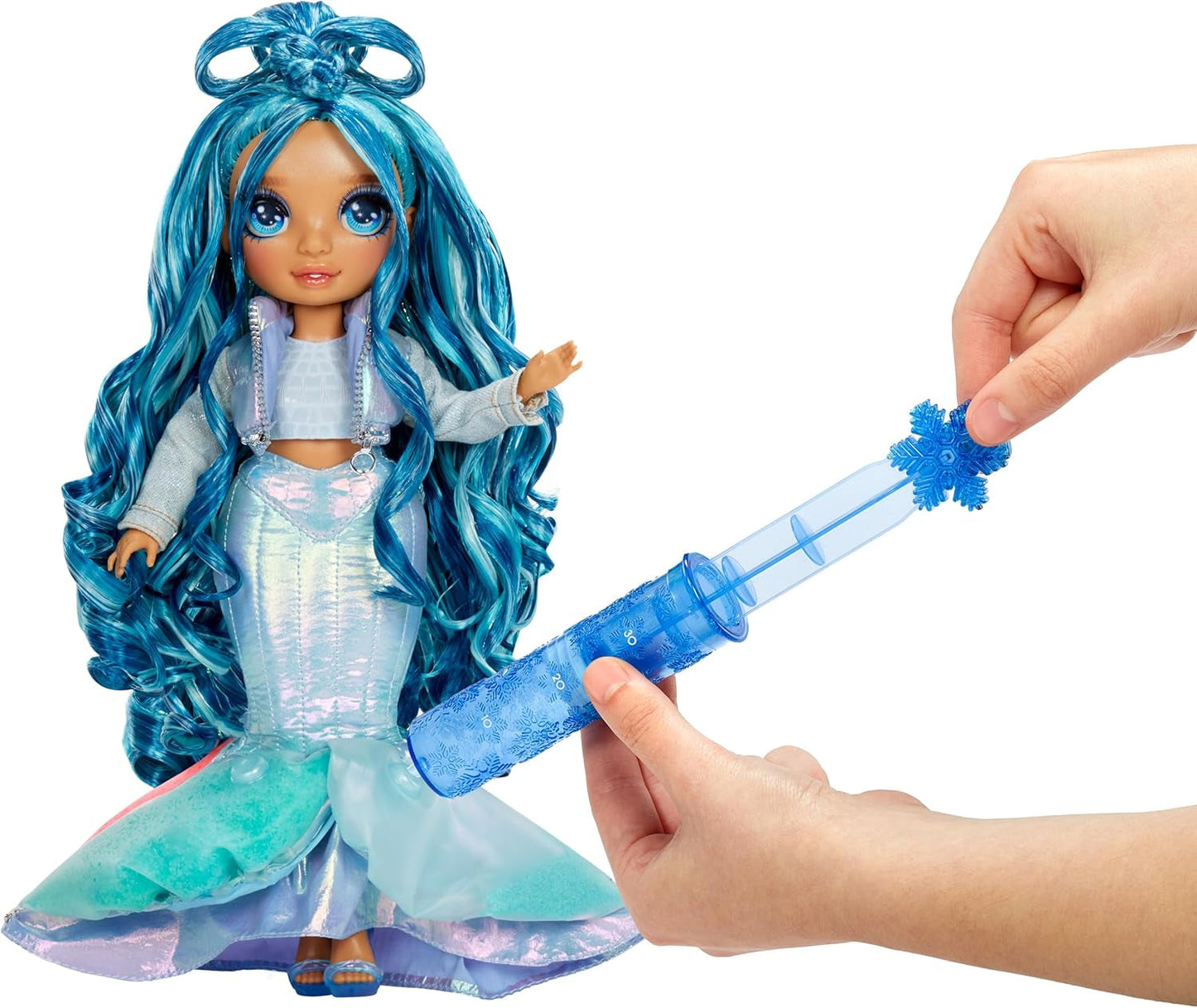 Rainbow High Winter Wonderland - Skyler (blå) - 28 cm Hidden Magic Water Accumulating Snow Fashion Dukke med Snowman Set, velegnet til 4-12 år gamle børn og samlere Naty Shop Dolls