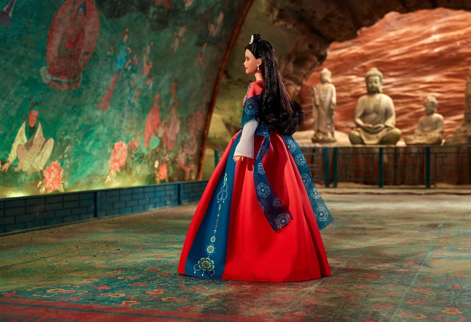BARBIE Lunar New Year Puppe - Sammelfigur mit traditionaler Hanfu-Robe und chinesischen Drucken, inspireret af Dunhuang-Höhlenmalereien, herunder Puppenständer und Echtheitszertifikat, HJX35