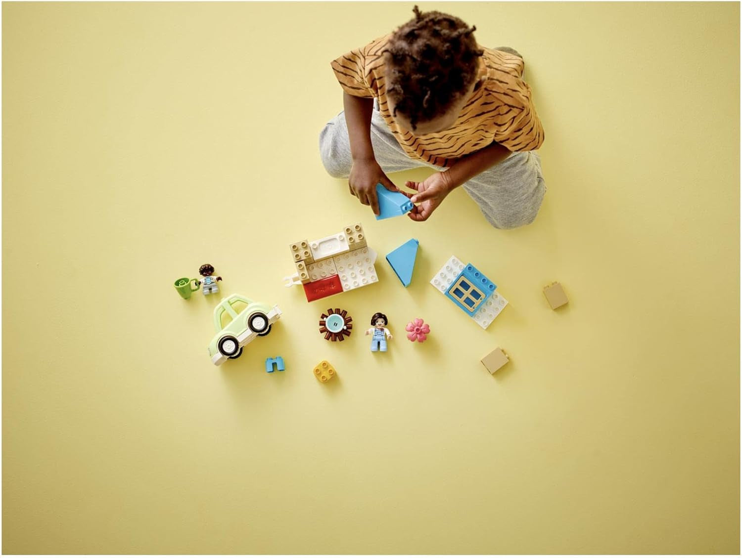 LEGO 10986 DUPLO At Home On Wheels, legetøjsbil med store klodser, figurer og legetøjsbil til drenge og piger fra 2 år, udvikler finmotorik Byggesæt Besuche den LEGO-Store
