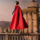 Barbie Supergirl Puppe, Sammlerpuppe fra dem Flash Movie Wearing Red and Blue Anzug mit Umhang, Puppenständer enthalten