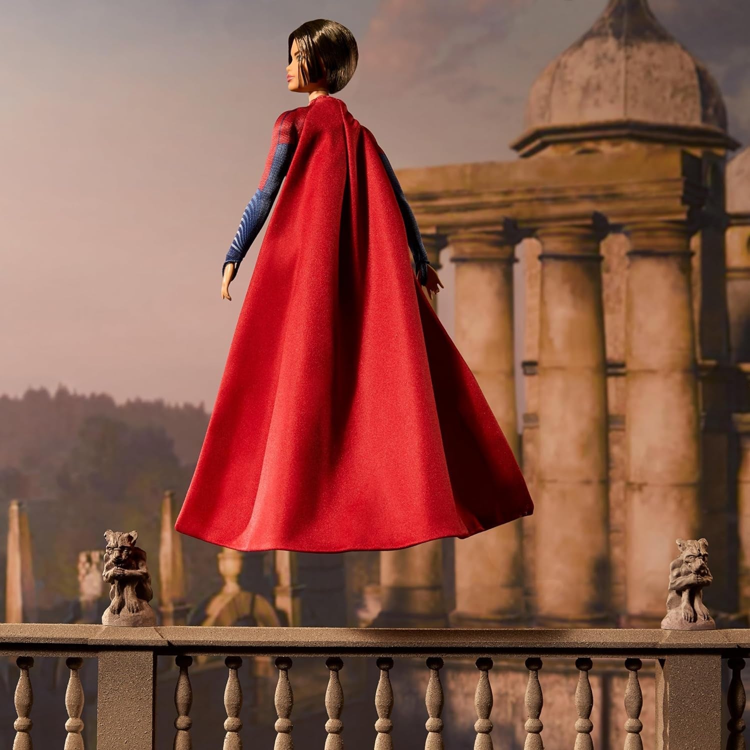 Barbie Supergirl Puppe, Sammlerpuppe fra dem Flash Movie Wearing Red and Blue Anzug mit Umhang, Puppenständer enthalten