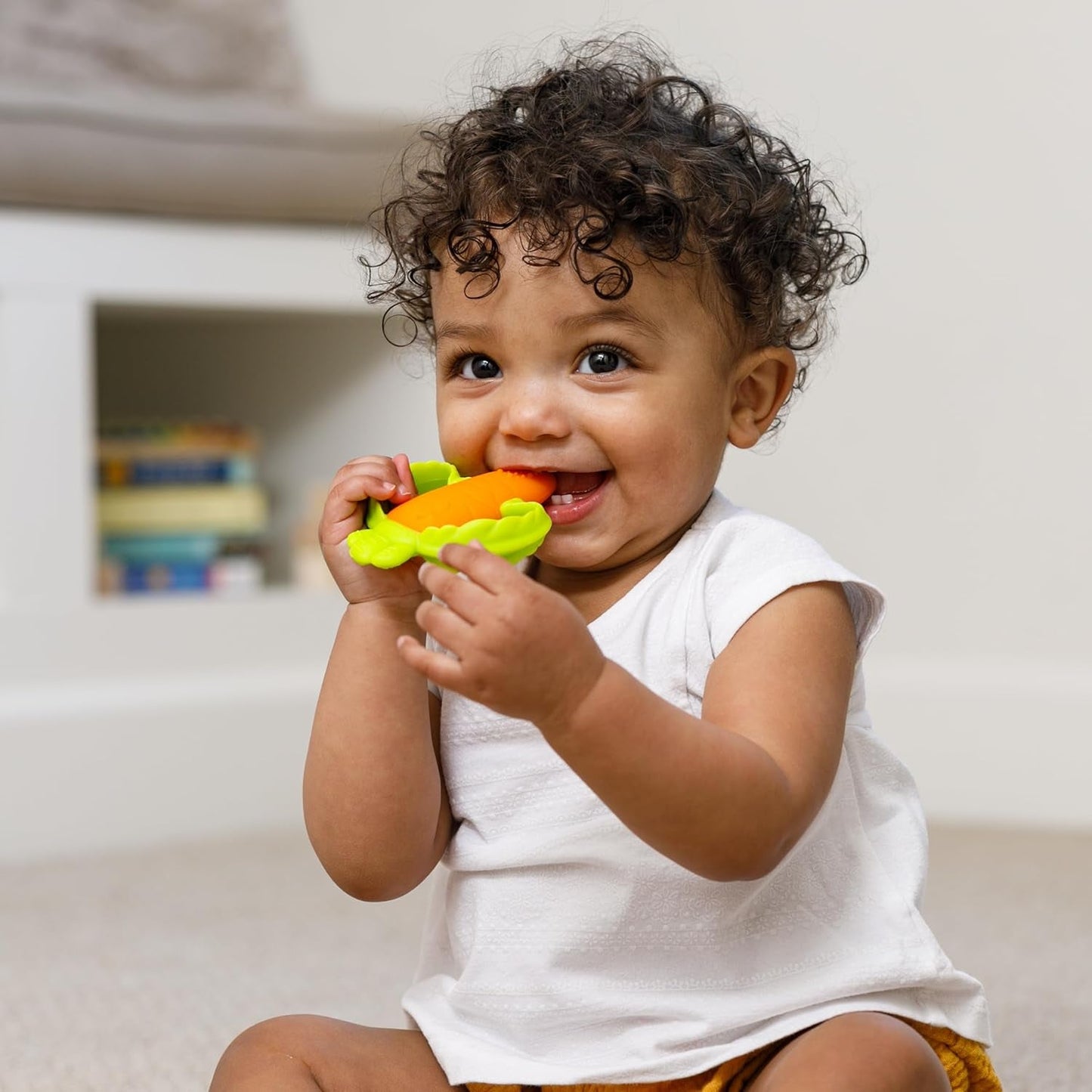 Infantino Lil' Nibbles, tekstureret silikonebider, BPA-fri babybitring, blødt, let at holde, sansestimulering til spædbørn, gulerod