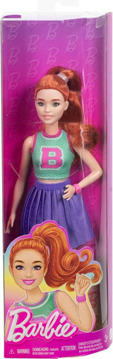 Barbie Fashionista dukke nr. 232 med rødt hår, B-print jersey sportstop, lilla plisseret nederdel, armbåndsur og sneakers, HYT90 Naty Shop Dolls