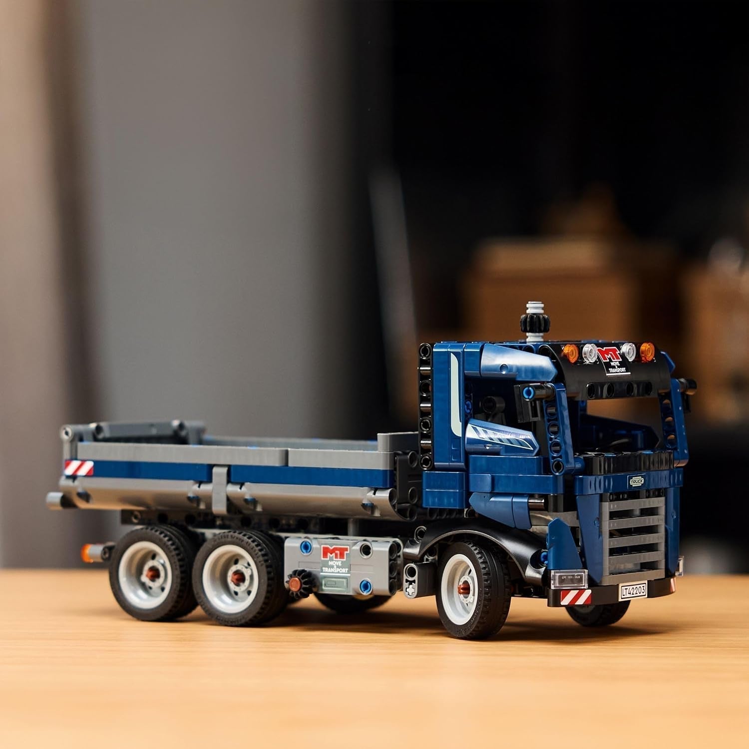 LEGO Technic Dump Truck legetøj med rat og bevægelig dumper - blå byggekøretøj - gaveidé til fødselsdage eller ferier - byggesæt til drenge og piger fra 9 år 42203 Byggesæt Besuche den LEGO-Store