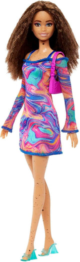 Barbie Fashionista dukke nr. 206 - Bølget hår og fregner - Moderne regnbuemarmorkjole, skuldertaske og grønne sko - fra 3 år og opefter, HJT03