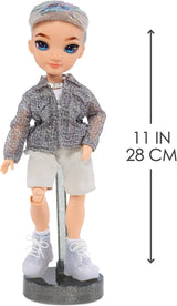 Rainbow High Fashion Doll - Aidan Russell - Lilla drengedukke - Moderigtigt outfit og 10+ farverige legetilbehør - Til samlere og børn i alderen 4-12