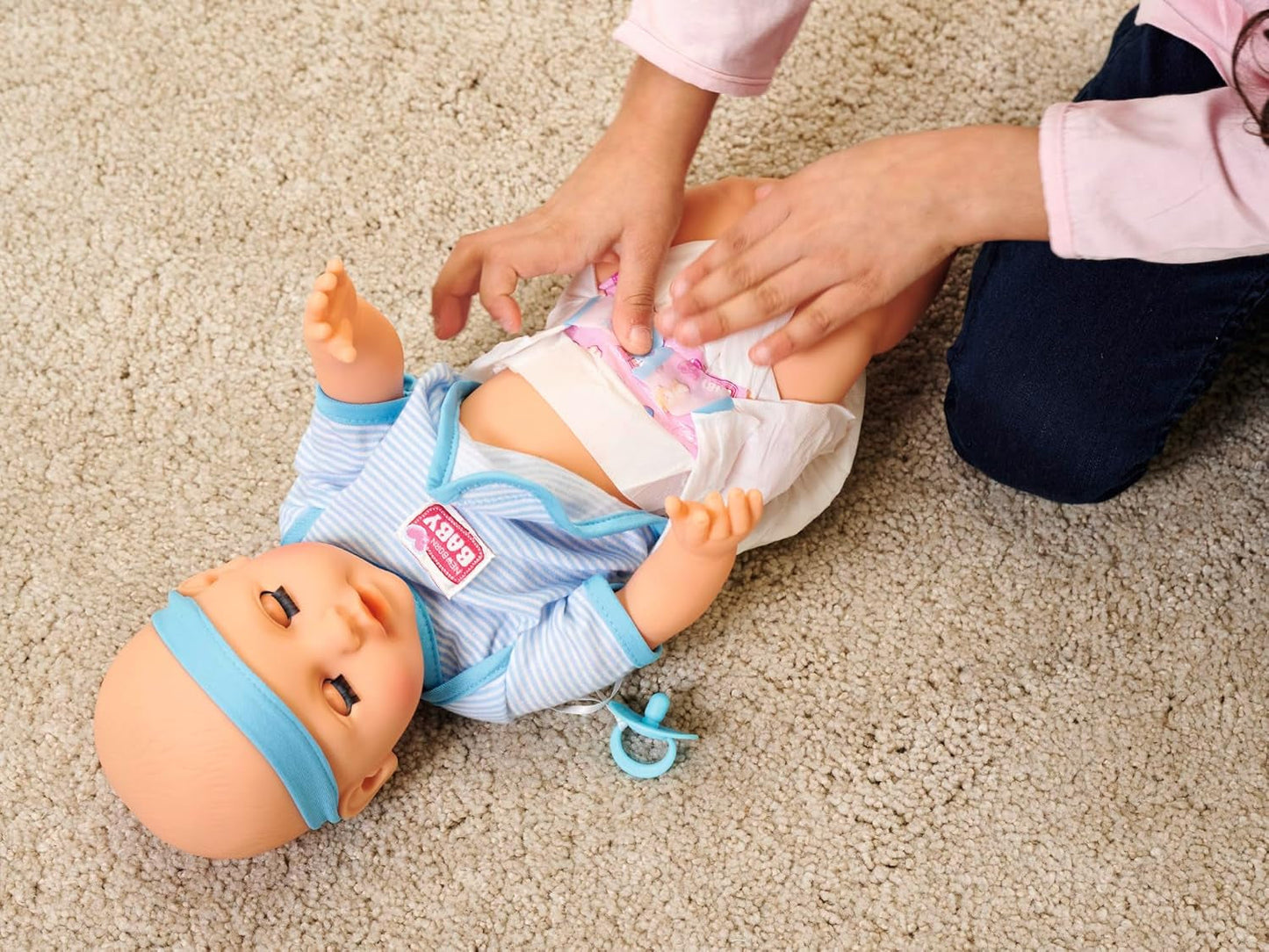 Simba 105030044 - Nyfødt dukke - dreng, fuld vinyldukke med sovende øjne, drikke- og befugtningsfunktion og tilbehør, 8 stykker, 43 cm, babydukke, 3+