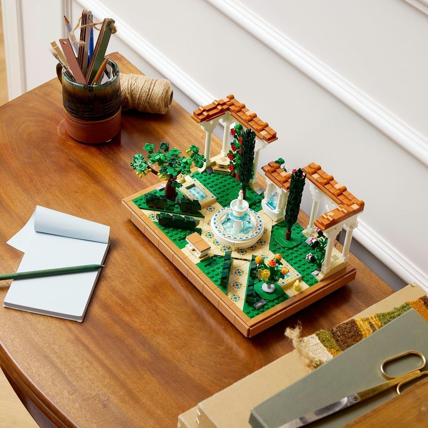 LEGO Icons Fountain Garden - Miniature byggesæt til voksne med blade, cypresser, træer, vinstokke, blomster - Kreativ fødselsdagsgave idé, housewarming gave til kvinder, mænd - 10359 Byggesæt Beuche den LEGO-Store