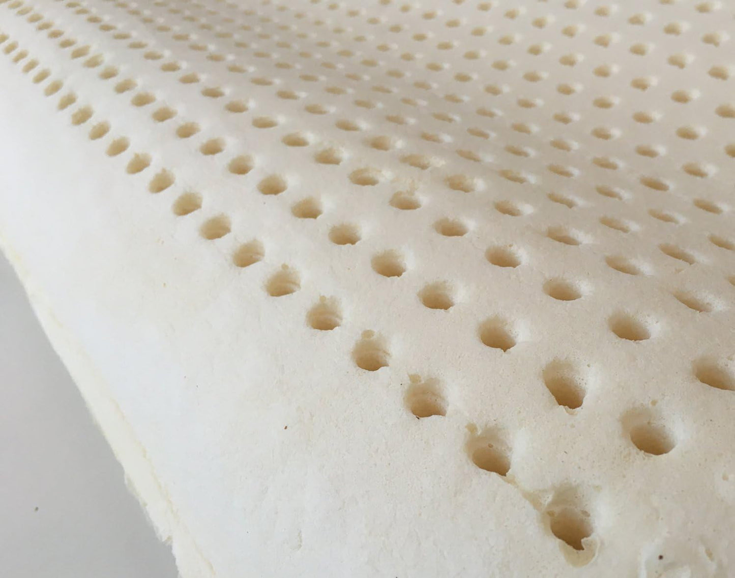 Naturlatex pude Double Wave Model - Perforeret latex pude Ultra åndbar Naturlig og sund restitution - Højeste komfort Ergonomisk Antibakteriel - 100% Made in Italy Naty Shop standard puder